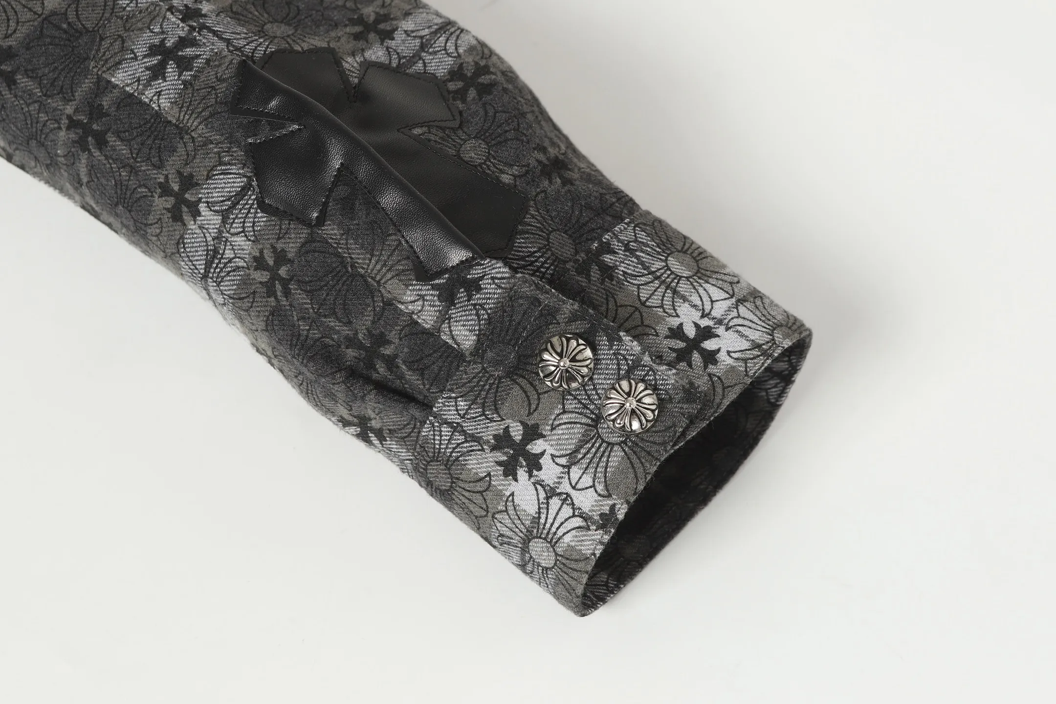 P260 Cross-border model, please do not place an order if you are pursuing quality - Chrome Hearts/Chrome Hearts dark pattern plaid shirt long-sleeved Polo - High weight, high density and high quality. The wool is soft, delicate and skin-friendly. Soft and silky to the touch. Excellent warmth and skin-friendly properties. - Customized weaving and dyeing. No color difference. No matter the fabric or workmanship details, it is better than the ordinary version on the market. - Hardware and zipper accessories are all customized. Full of details -Colour: black -Size: S M L XL